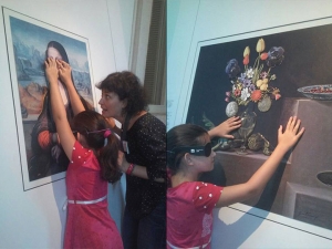 niñas ciegas exploran la replica de un cuadro en relieve con una guía en el museo del prado