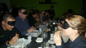 personas con antifaz cenan a ciegas