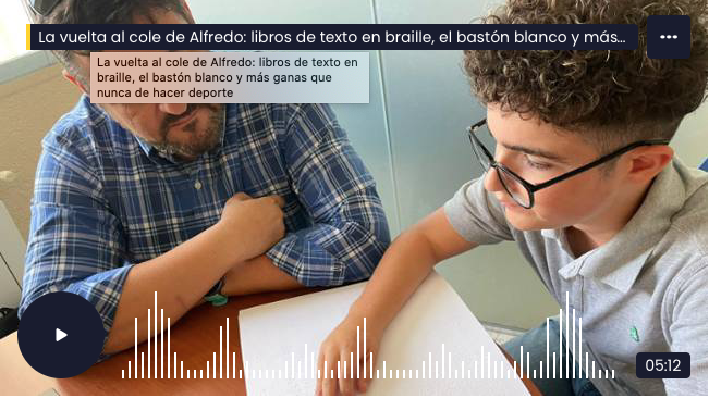 En la foto, Alfredo practica el braille con su profesor de apoyo.