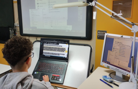 Un niño con discapacidad visual hace uso de diferentes tecnologías en su centro escolar