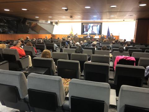 El público sentado en la sala escucha atentamente a los ponentes.