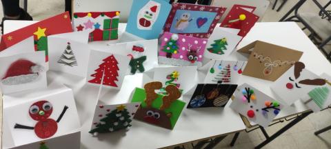 Grupo de postales con dibujos e relieve y felicitaciones en braille